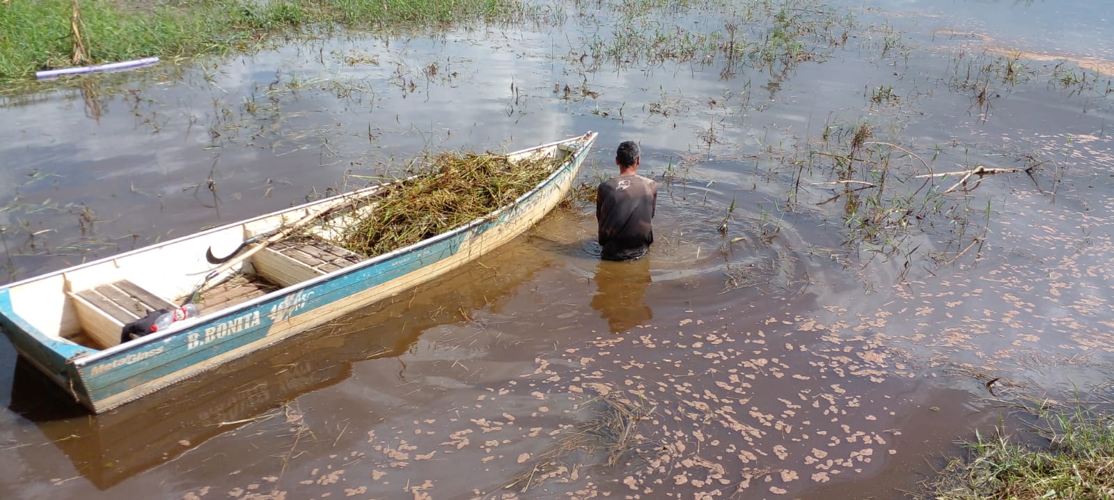 Voluntário dentro d'água
